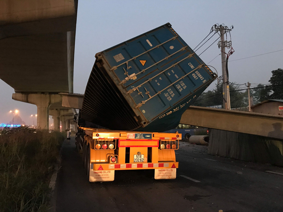 Kinh hoang container keo sap cau bo hanh o cua ngo Sai Gon-Hinh-2