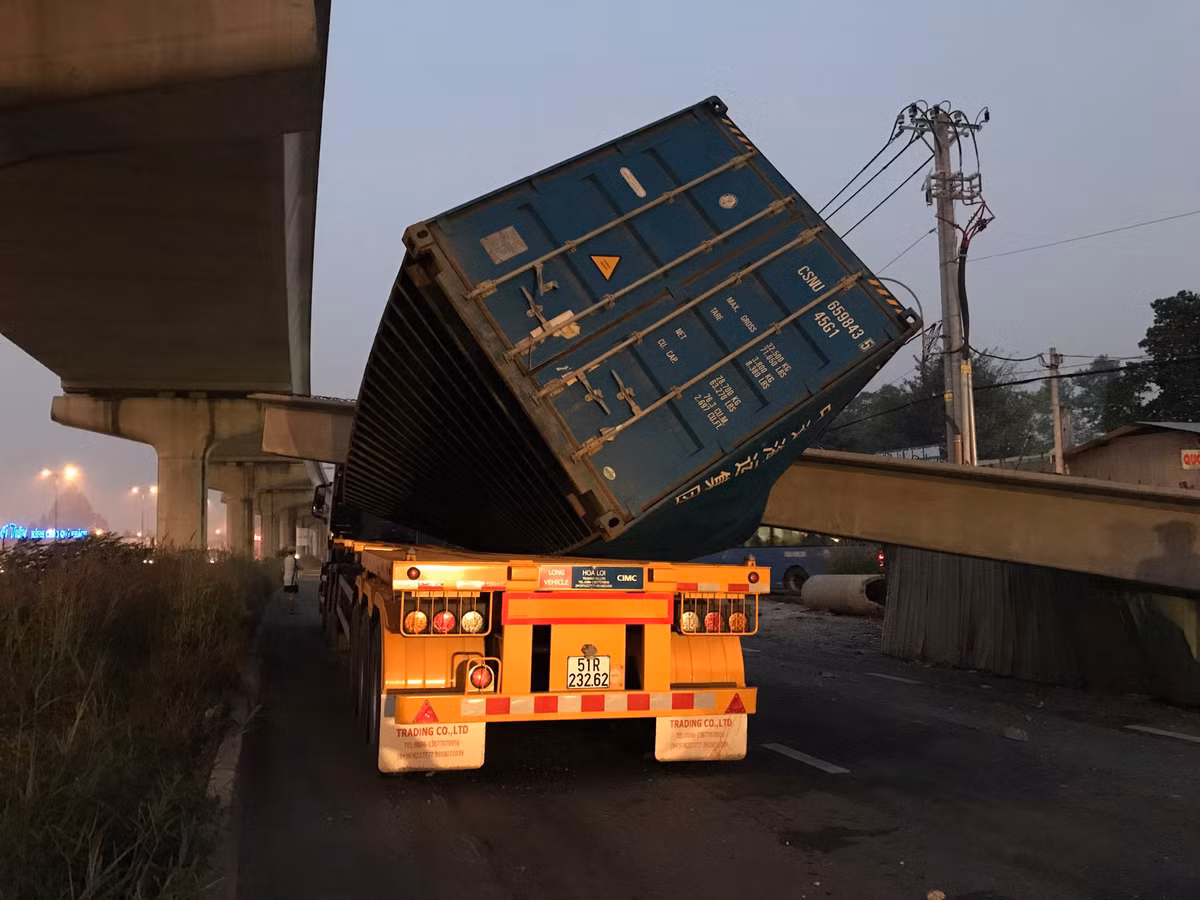 Kinh hoang container keo sap cau bo hanh o cua ngo Sai Gon-Hinh-2