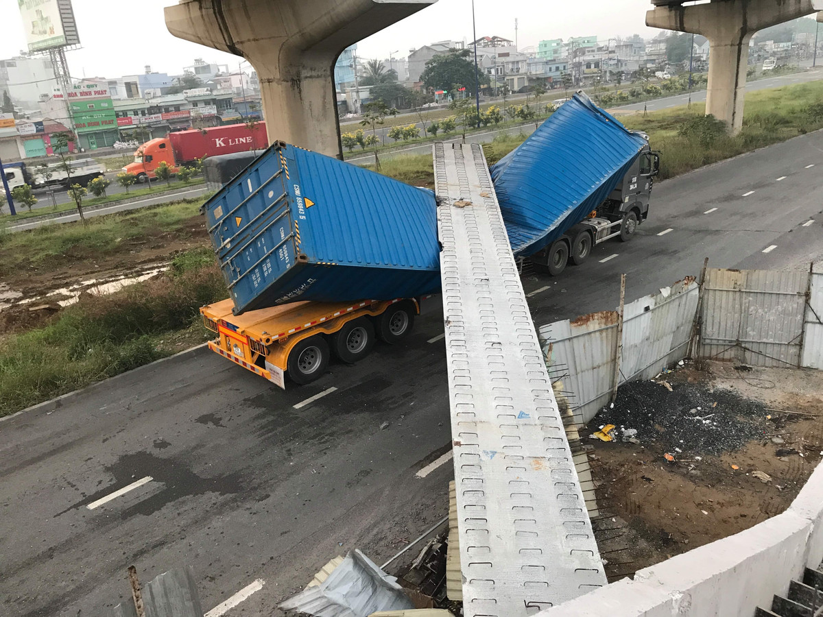 Kinh hoang container keo sap cau bo hanh o cua ngo Sai Gon