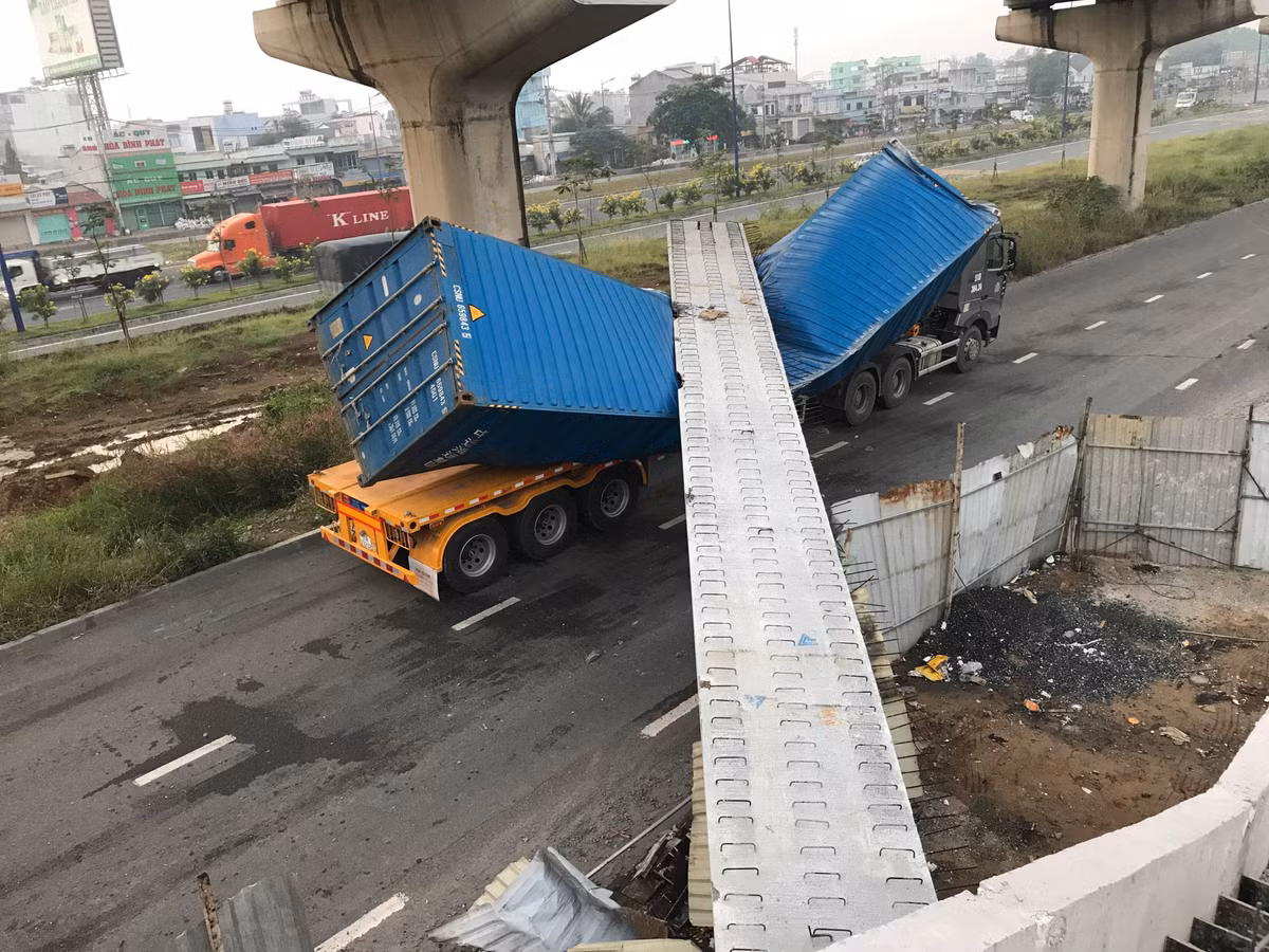 Kinh hoang container keo sap cau bo hanh o cua ngo Sai Gon