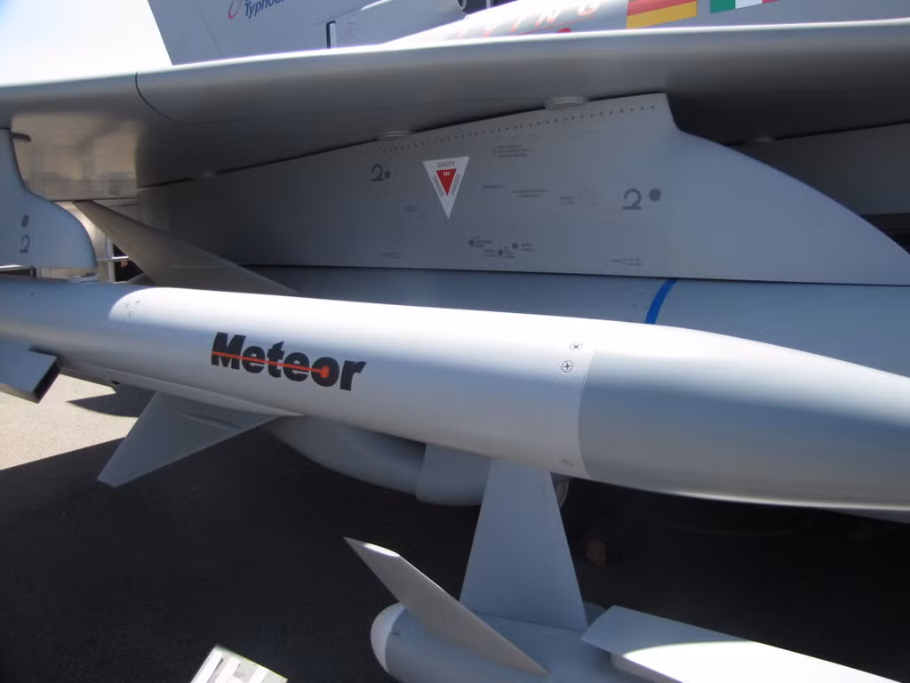 Meteor là loại tên lửa không đối không ngoài tầm nhìn dẫn đường bằng radar chủ động được phát triển bởi liên doanh MBDA trang bị cho các máy bay tiêm kích của châu Âu. Sức mạnh của tên lửa không đối không Meteor được đánh giá là ngang cơ R-77 của Nga hay AIM-120 của Mỹ.