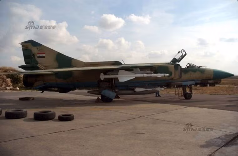 Trong ảnh là một chiếc MiG-23MLD của Không quân Syria treo tên lửa không đối không tầm trung R-23.