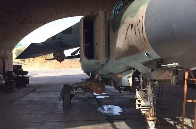 Ảnh một chiếc MiG-23 trang bị những quả bom đã gỉ sét chuẩn bị cho một phi vụ.