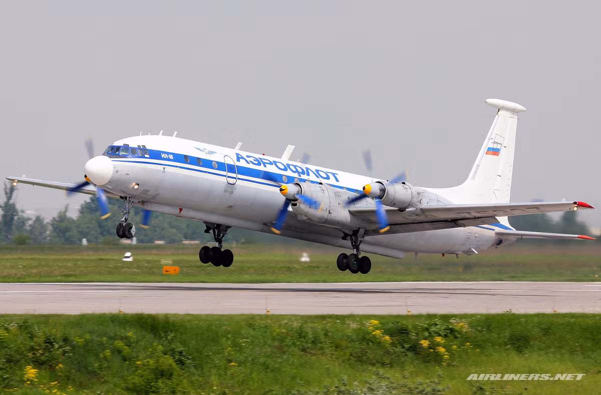 Tuy nhiên, Việt Nam và nhiều nước khác từng hoặc hiện có trong tay một phần dòng máy bay săn ngầm nguy hiểm này. Hay nói cách khác rõ hơn là chúng ta từng sở hữu khung gầm cơ sở phát triển máy bay Il-38 – đó chính là máy bay chở khách Il-18.