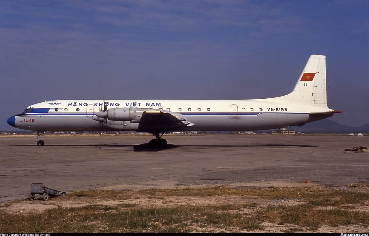 Việt Nam từ những năm 1970 đã được Liên Xô cung cấp một số máy bay chở khách Il-18D - phiên bản cải tiến của dòng Il-18 với tầm bay lớn hơn. Những chiếc máy bay Il-18 xuất khẩu cho Việt Nam có chiều dài 35,9m, cao 10,16m, sải cánh 37,4m, trọng lượng không tải 35 tấn và trọng lượng tải tối đa 65 tấn.