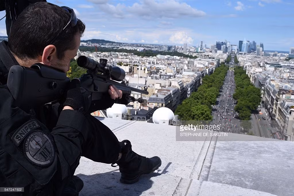 An ninh trong ngày duyệt binh được thắt chặt - ảnh tay súng bắn tỉa bố trí trên các điểm cao quanh khu vực duyệt binh. Tuy nhiên, trong buổi lễ bắn pháo hoa mừng ngày Bastille Day ở TP Nice đêm qua, một vụ tấn công khủng bố kinh hoàng đã xảy ra khiến 77 người thiệt mạng và hàng chục người khác bị thương.