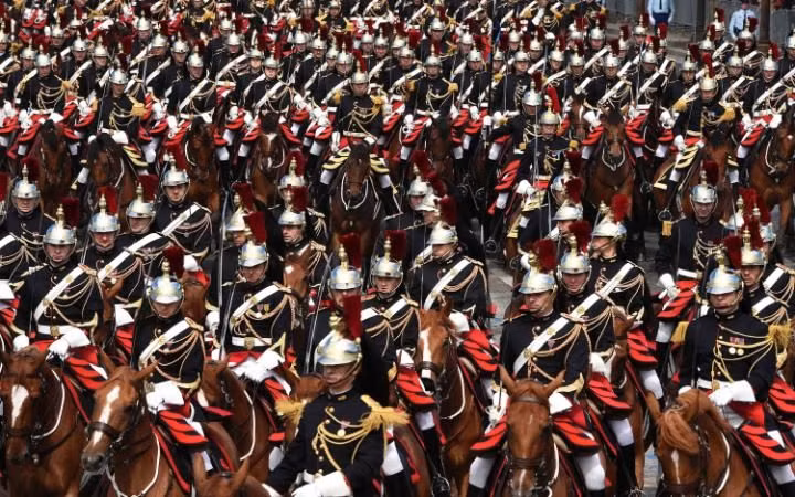 Đội hình kỵ binh Vệ binh Cộng hòa Pháp trên đại lộ.