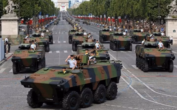 Đội hình xe bọc thép VBCI tiến qua đại lộ.