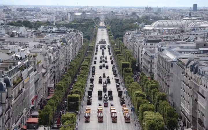 Đội hình xe quân sự rầm rập tiến trên đại lộ Champs-Elysees.