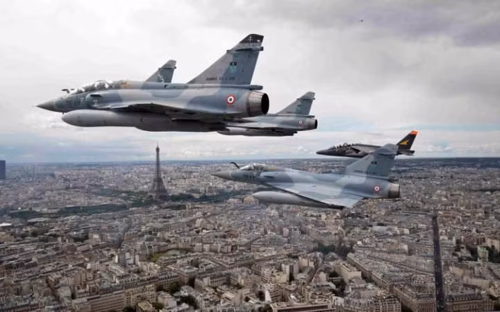 4 máy bay chiến đấu Mirage 2000C và Alpha Jet trên bầu trời Thủ đô Paris ngày 14/7.