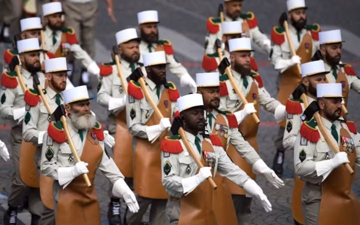 Đội hình đạo quân Lê Dương.