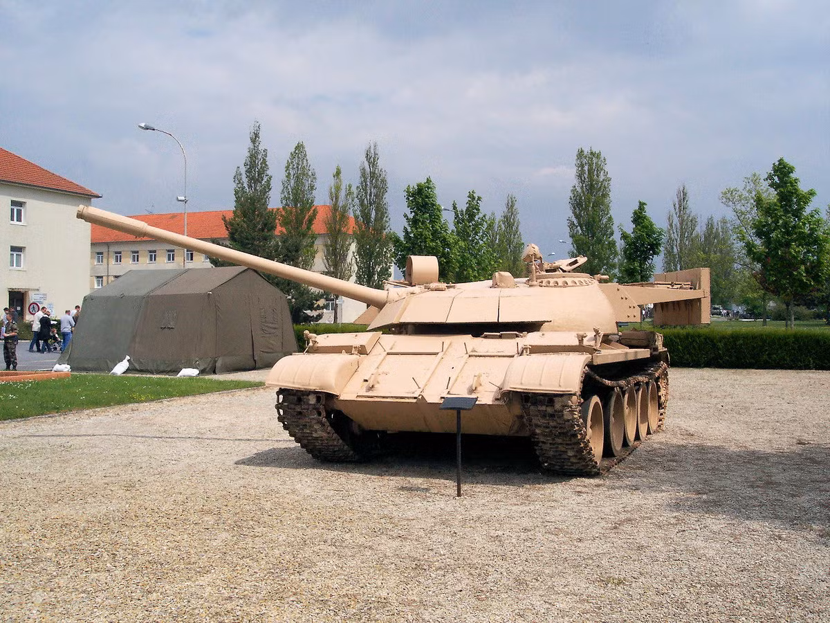 Khi "diện kiến" T-55 Enigma thì người ta có thể rõ ngay được gói nâng cấp này tập trung vào việc cải tiến những gì, chủ yếu là hệ thống bảo vệ ở mặt trước và tháp pháo tăng.