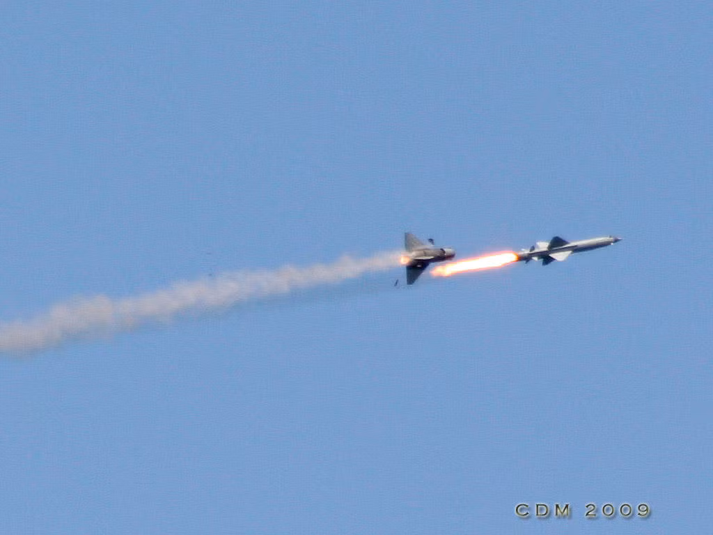 Tuy nhiên, không nhiều người biết rằng ngoài vai trò đất đối không, tên lửa SAM-2 còn được một số nước phát triển cho nhiệm vụ đất đối đất, hay là trở thành tên lửa đạn đạo. Một trong những nước đi đầu là Trung Quốc với phiên bản Đông Phong 7 được cải tiến trên cơ sở đạn tên lửa HQ-2 (sao chép SAM-2), mang đầu đạn nặng 500kg, tầm bắn 200km. Ảnh: Tên lửa phòng không SAM-2 tách tầng khởi tốc sau khi rời bệ phóng thành công.