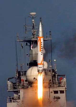 Không chỉ dừng lại ở đó, SAM-2 còn giúp người Ấn phát triển phiên bản hải quân phóng từ tàu mặt nước - Dhanush được triển khai trên tàu khu trục tên lửa INS Subhadra và INS Rajput. Thế mới biết, khả năng sáng tạo của con người là vô hạn. 