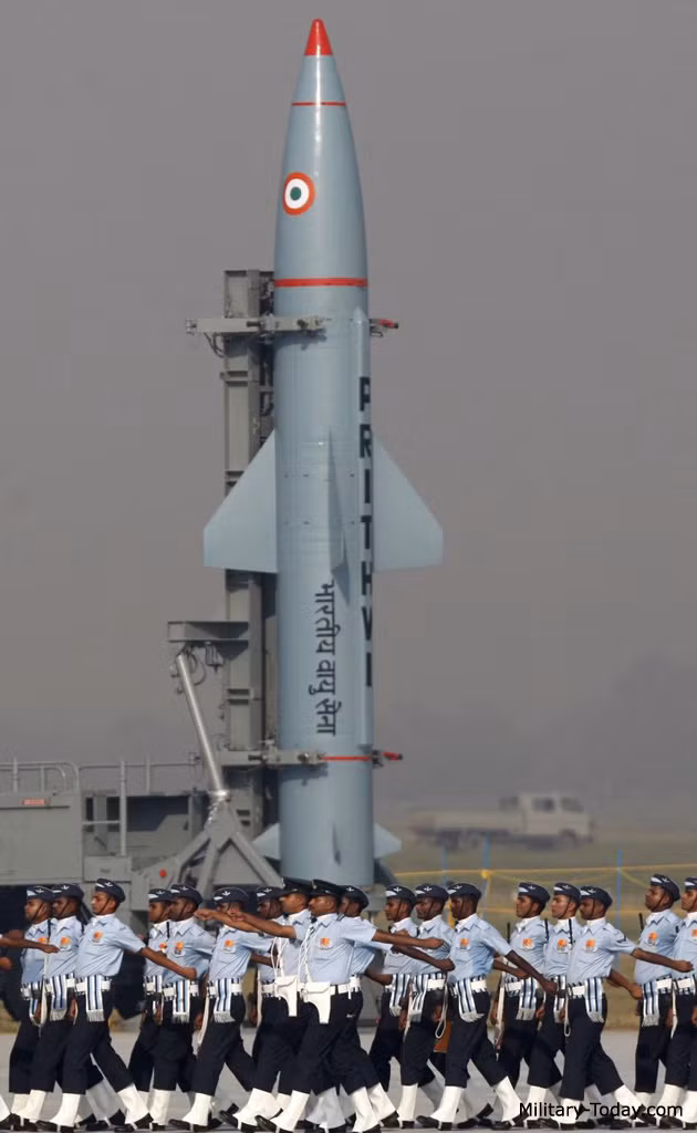 Nó có chiều dài 8,53m, đường kính thân 1,1, sải cánh đuôi 2,6m, trọng lượng phóng tổng thể 4,4 tấn, trọng lượng đầu đạn lên tới 850-1.000kg.