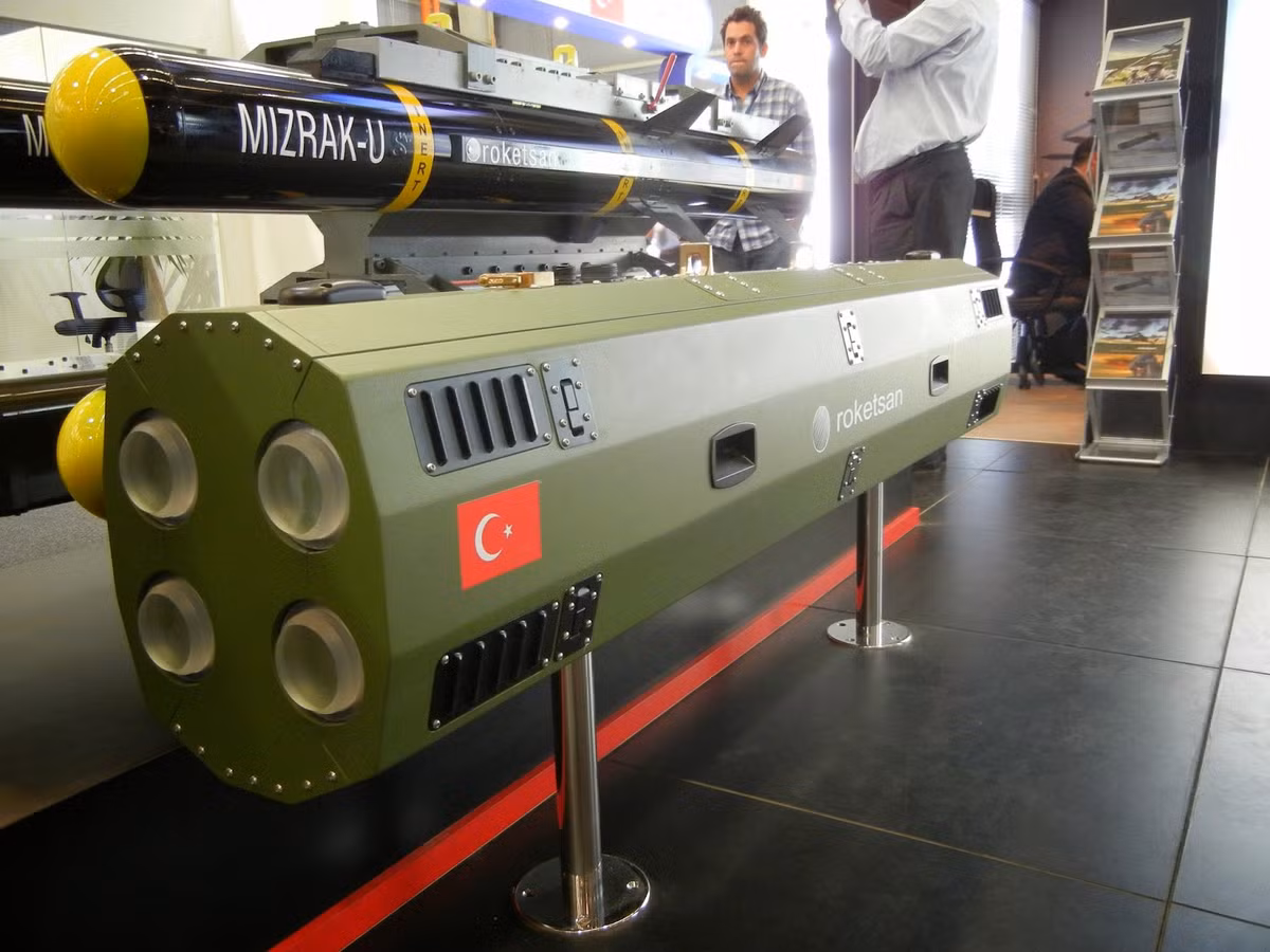 Biên bản ghi nhớ được ký kết giữa lãnh đạo bộ phận máy bay quân sự Airbus Fernando Alonso với lãnh đạo Roketsan Slcuk Yasar liên quan tới việc tích hợp các loại vũ khí có điều khiển lên máy bay C-295W gồm: đạn rocket dẫn đường laser CIRIT cỡ 70mm (trong ảnh); tên lửa chống tăng UMTAS và bom thông minh Mk81 155kg và Mk 82 270kg lắp bộ dẫn đường chính xác cao. Trong ảnh là đạn rocket thông minh Cirit có tầm phóng 1,5-8kg, trang bị đầu dẫn đường laser bán chủ động pha cuối.