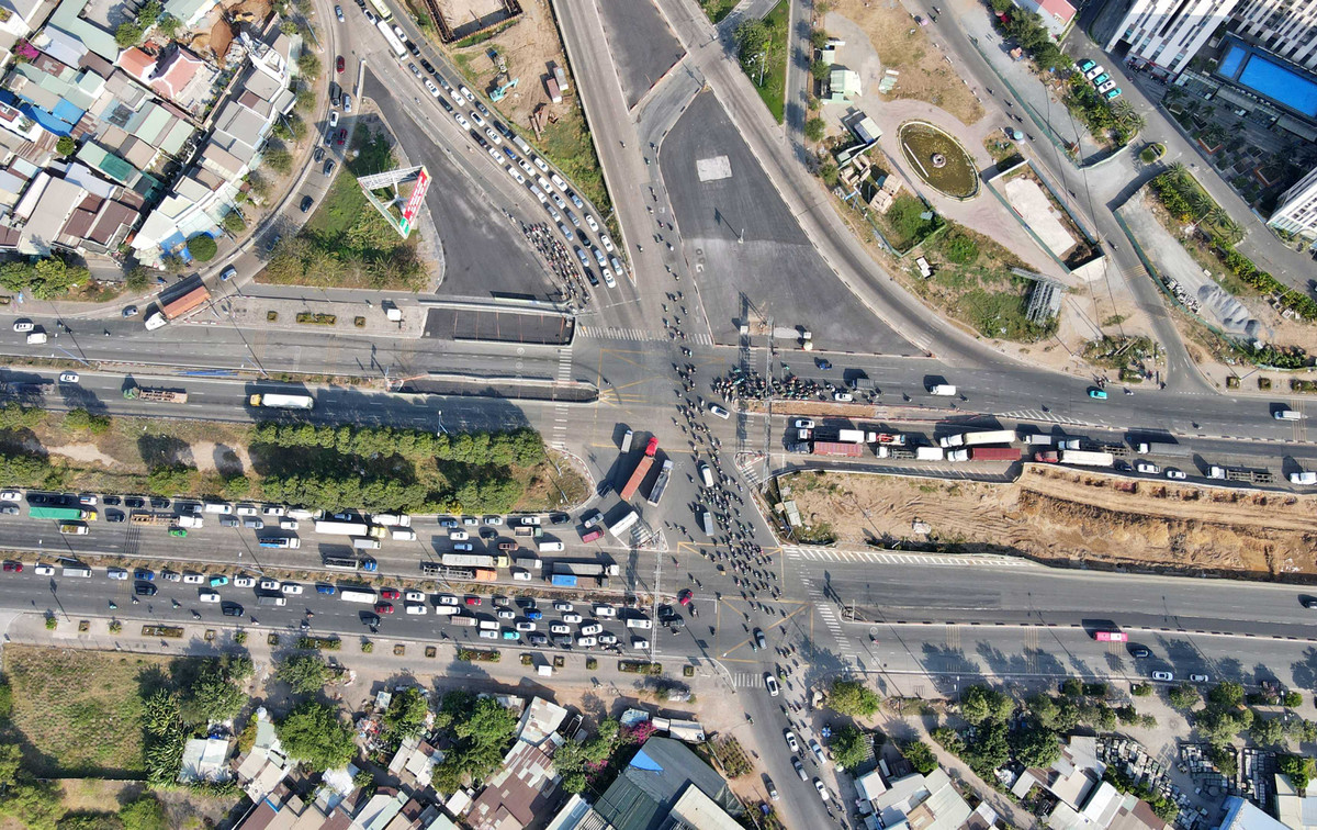 Ngoài ra sẽ xây dựng thêm 2 cầu vượt, gồm 1 cầu vượt dạng chữ Y kết nối đường Mai Chí Thọ (phía xa lộ Hà Nội) và đường Lương Định Của với đường dẫn cao tốc TP HCM - Long Thành - Dầu Giây. Cùng với đó là 1 cầu vượt rẽ phải từ đường dẫn cao tốc TP HCM - Long Thành - Dầu Giây vào đường Mai Chí Thọ (phía xa lộ Hà Nội). (Ảnh: Xuân Thọ)