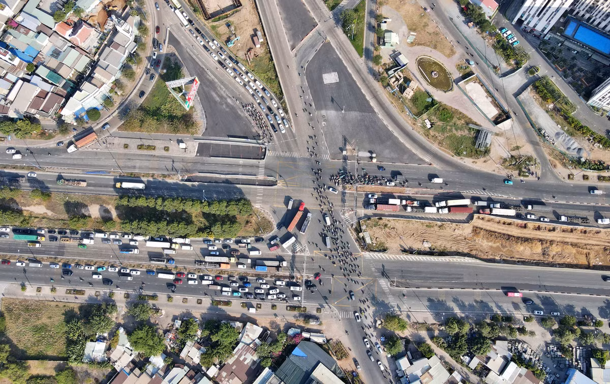 Ngoài ra sẽ xây dựng thêm 2 cầu vượt, gồm 1 cầu vượt dạng chữ Y kết nối đường Mai Chí Thọ (phía xa lộ Hà Nội) và đường Lương Định Của với đường dẫn cao tốc TP HCM - Long Thành - Dầu Giây. Cùng với đó là 1 cầu vượt rẽ phải từ đường dẫn cao tốc TP HCM - Long Thành - Dầu Giây vào đường Mai Chí Thọ (phía xa lộ Hà Nội). (Ảnh: Xuân Thọ)