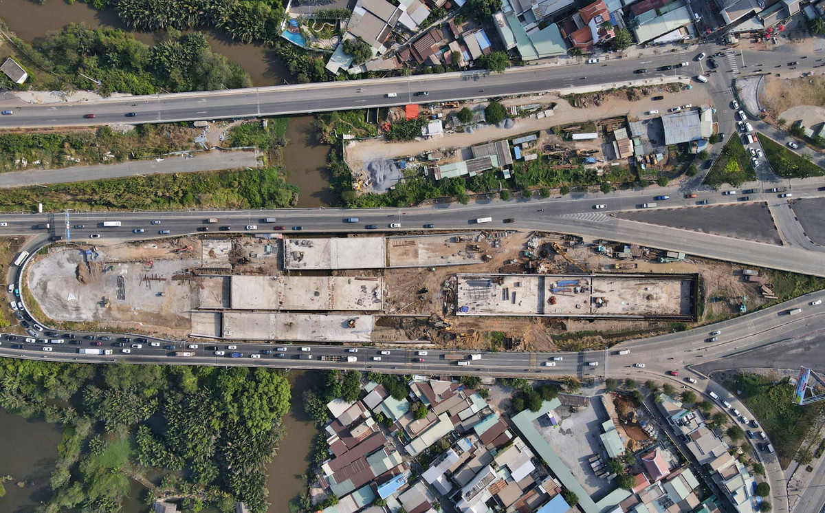 Tại mặt đất sẽ xây dựng đảo trung tâm và tháp biểu tượng cùng các hạng mục như hồ nước, đài phun nước, chiếu sáng mỹ thuật phù hợp theo phương án thiết kế kiến trúc. (Ảnh: Xuân Thọ)