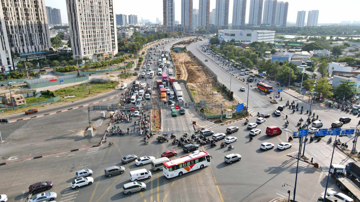 Tại nút giao An Phú, thường xảy ra kẹt xe vào giờ cao điểm. Trong thời gian các đơn vị thi công dự án, tình trạng này xảy ra thường xuyên và nghiêm trọng hơn, khiến lực lượng chức năng vất vả điều tiết. (Ảnh: Xuân Thọ)