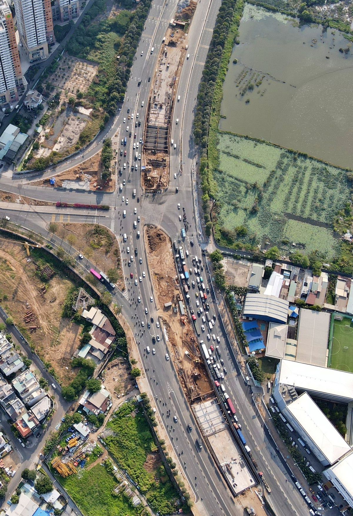 Còn tại khu vực nút giao Mai Chí Thọ và đường Đồng Văn Cống sẽ xây dựng 2 cầu vượt kết nối đường Mai Chí Thọ (phía xa lộ Hà Nội) với đường Đồng Văn Cống và ngược lại. Xây dựng thêm cầu giữa 2 cầu Giồng Ông Tố hiện hữu. (Ảnh: Xuân Thọ)