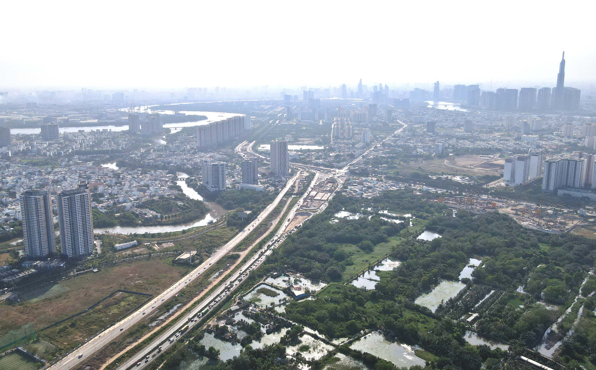 Dự án có vốn đầu tư 3.408 tỷ đồng, với quy mô xây dựng 3 tầng, có phần đường từ 10 - 12 làn xe, 3 hầm chui 4 làn xe chạy hai chiều, các cầu vượt mỗi nhánh có 2 làn xe. Dự kiến sẽ hoàn thành vào ngày 30/4/2025. (Ảnh: Xuân Thọ)