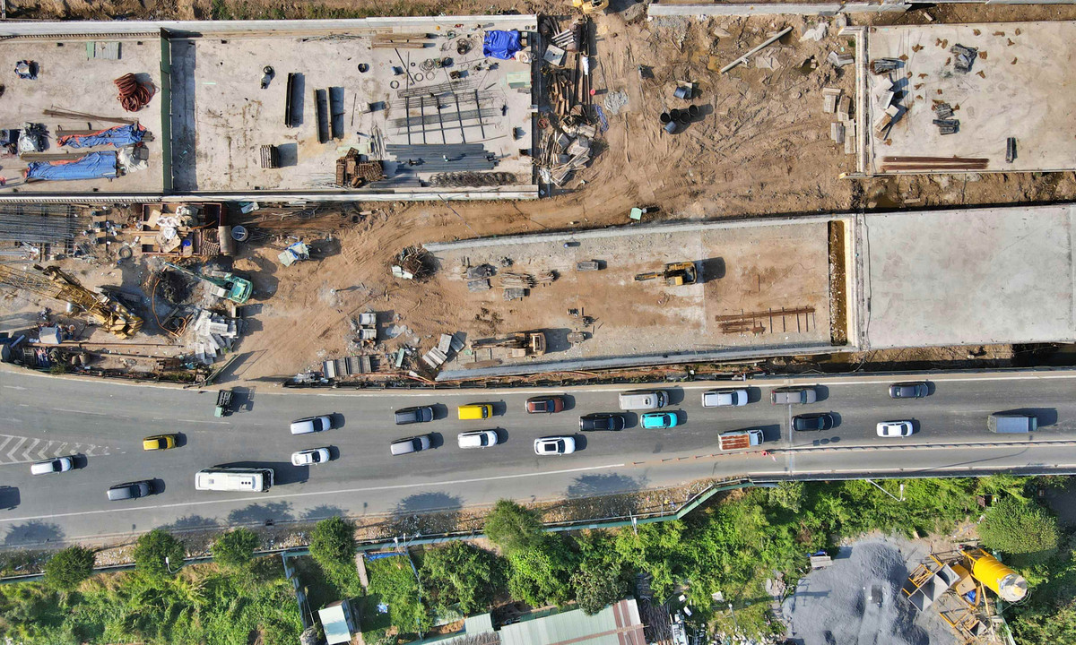 Ngoài ra, các hạng mục tiểu đảo, cầu bộ hành, hệ thống cấp thoát nước, cây xanh, chiếu sáng, hệ thống báo hiệu giao thông… sẽ được xây dựng đồng bộ. (Ảnh: Xuân Thọ)