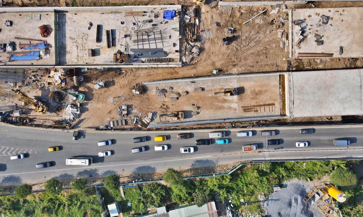 Ngoài ra, các hạng mục tiểu đảo, cầu bộ hành, hệ thống cấp thoát nước, cây xanh, chiếu sáng, hệ thống báo hiệu giao thông… sẽ được xây dựng đồng bộ. (Ảnh: Xuân Thọ)