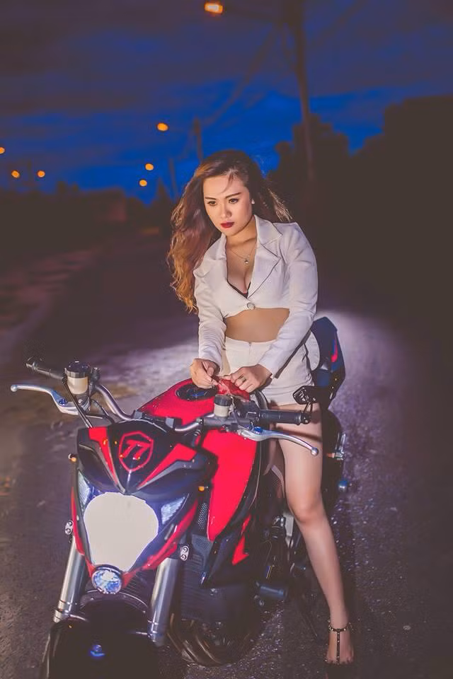 Hiện mỗi khi ra đường, điều khiển xe phân khối lớn, Quỳnh Như thường trở thành tâm điểm, được nhiều người chú ý bởi vẻ bên ngoài rất ngầu và cá tính.