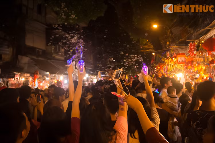 Người người đổ về phố Hàng Mã đông tới mức nơi đây xảy ra tình trạng ùn tắc, chật cứng người. Tuy vậy, người dân, các bạn trẻ vẫn có những cách vui chơi, tận hưởng không khí vui vẻ giữa khung cảnh phố rực sáng ánh đèn lồng.