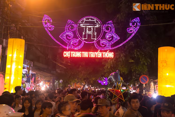 Chợ Trung Thu truyền thống nằm trong khu vực phố cổ, phố Hàng Mã luôn là nơi đông đúc nhất mỗi buổi tối. Vô số người dân Thủ đô, người từ các tỉnh thành khác buổi tối đổ về đây để mua sắm, dạo chơi Trung Thu.