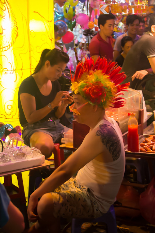 Cảnh người dân từ già, trẻ, gái, trai đẹo mặt nạ, hoá trang loè loẹt là cảnh rất thường thấy, phổ biến ở chợ Trung Thu những ngày này.