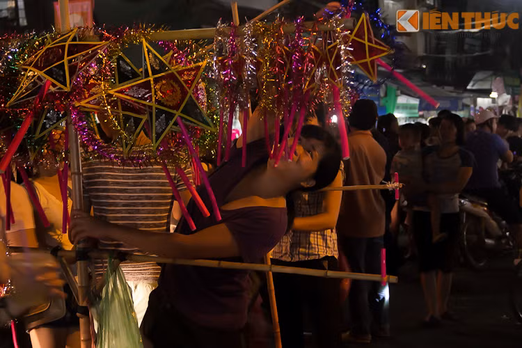 Những người bán hàng rong cũng kiên trì "bám trụ" tại chợ Trung Thu truyền thống, lang thang khắp phố cổ để tranh thủ kiếm thêm thu nhập dựa vào những chiếc đèn ông sao hay các món đồ chơi cho trẻ con.