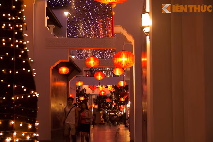 "Phố Cổ trong nhà" cũng được trang trí đẹp, lung linh không kém ở bên ngoài, trở thành địa điểm thu hút khá đông người dân đến tham quan mỗi tối.