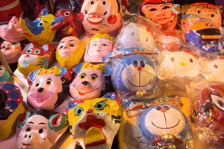 Những chiếc mặt nạ từ truyền thống đến hiện đại được bày bán, tạo thêm nhiều màu sắc, dấu ấn trên phố Trung Thu.