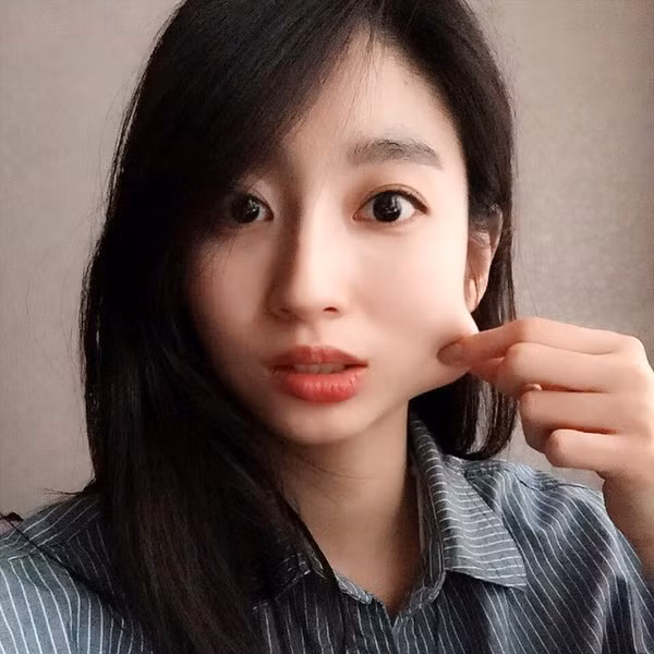 Phong trào này bắt nguồn từ những bộ phim tình cảm Hàn Quốc khi các chàng trai khi tán tỉnh, họ sẽ chọn cách véo má để bày tỏ tình cảm của mình, cũng như sự cưng chiều, yêu thương. Hành động này cũng được các chàng trai thực hiện khi muốn trêu chọc, hay nựng bạn gái.