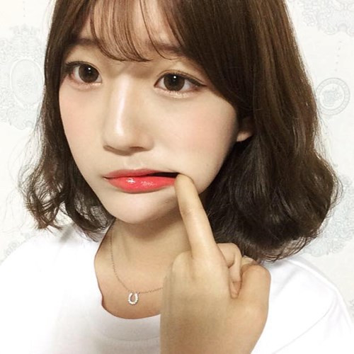 Cô nàng hot girl mặt ngơ Kim Hye Eun là người rất thích kiểu chụp ảnh véo má này. Cô nàng sẵn sàng cho người yêu, bạn bè mượn mặt của mình để làm “đồ chơi”, tha hồ cấu véo, nghịch ngợm. Biểu cảm mặt ngây ngô, đôi mắt to tròn của cô nàng trong những bức ảnh này dễ khiến người xem phì cười nhưng vẫn cảm thấy “yêu không thể chịu được”.