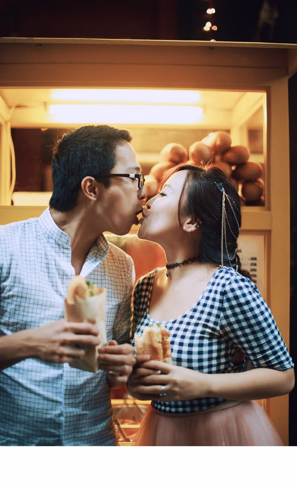 Nụ hôn đáng yêu của đôi trẻ như toả nắng giữa ngày thời tiết Hà Nội âm u, se lạnh.