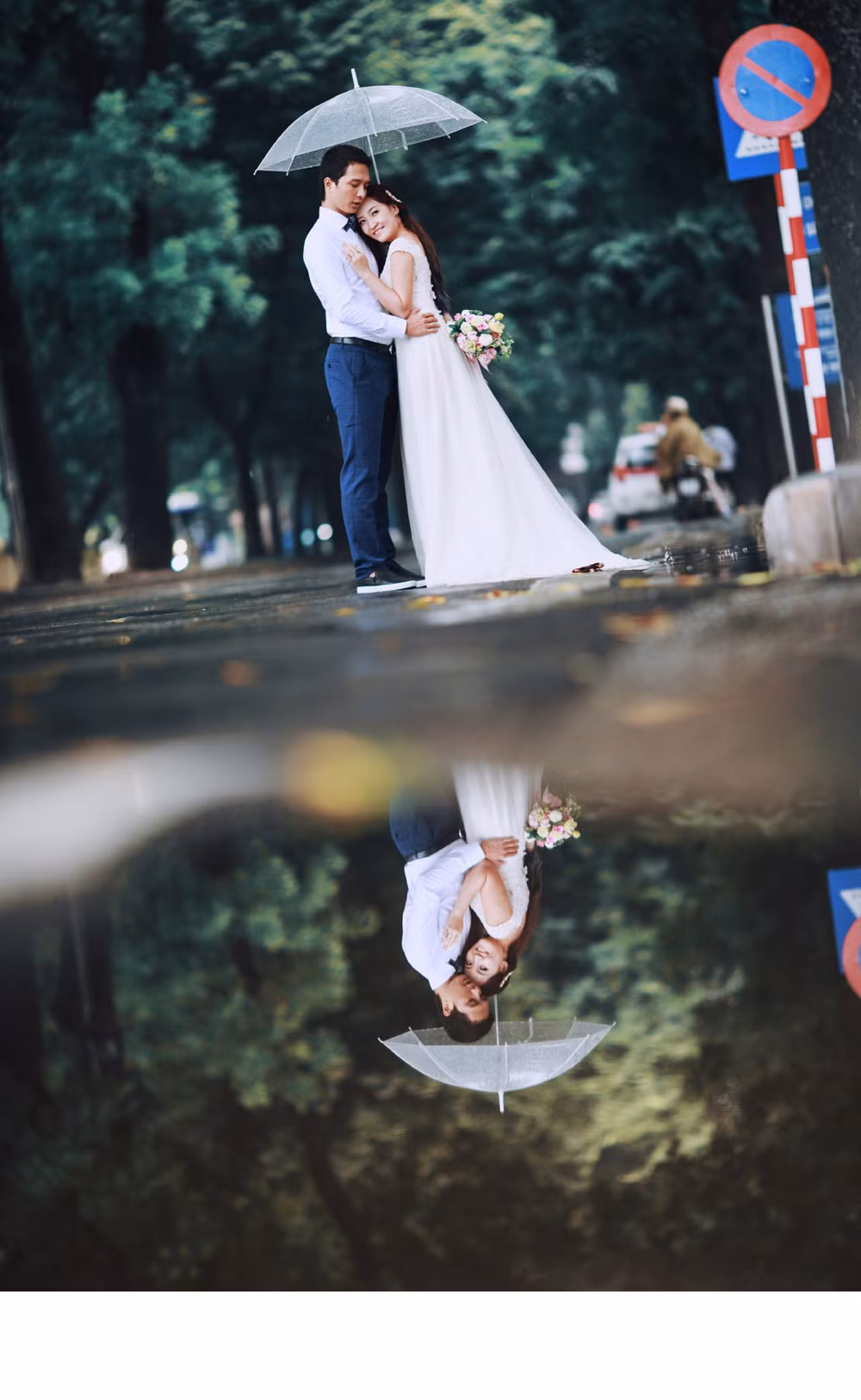 Hà Nội đang trong những ngày khá âm u và mưa liên tục. Cảnh đường phố ẩm ướt, có nơi ngập úng tưởng chừng như sẽ là trở lại “khó nuốt” đối với các cặp đôi tổ chức hôn lễ hay chụp ảnh cưới những ngày này, nhưng với niềm đam mê, tình yêu… cặp đôi Hà thành Quỳnh Trâm – Đức Trí đã có một bộ ảnh cưới để đời trong bối cảnh thời tiết không thuận lợi.