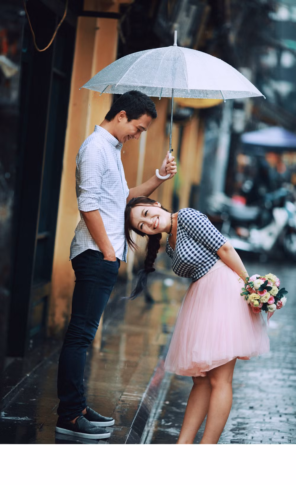 Bộ ảnh cưới của Trí và Trâm được thực hiện tại Hà Nội trong 1 ngày với những bối cảnh rất thân thuộc với người dân Hà thành: đường Hoàng Diệu, Tạ Hiện, những bức tường vẽ graffiti vui nhộn hay quán xá nhỏ xinh xắn giữa lòng thành phố tấp nập.