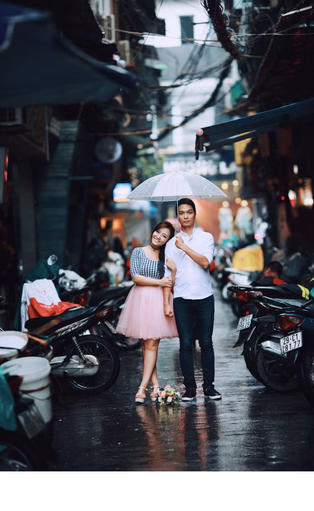 Theo chia sẻ của ekip thực hiện thì ý tưởng chụp ảnh cưới dưới mưa là một cơ duyên không hẹn trước, khi đúng ngày chụp thì toàn thành phố Hà Nội bất ngờ bị bao vây bởi mưa đến mức lụt đường lụt phố…