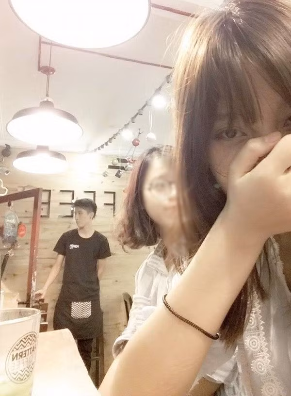 Một dòng status miêu tả về quán cafe được hàng nghìn người like có nội dung như sau: "Hôm nay em đi uống nước ở chỗ Tạ Quang Bửu gần Viện Đại học Mở Hà Nội gặp được 1 quán toàn trai đẹp luôn, phải nói là toàn soái ca, không hiểu quán đấy sao lại nhiều trai đẹp đến thế, da thì trắng môi thì đỏ. Anh nhân viên nào trong quán cũng đẹp trai, đến anh bảo vệ cũng đẹp trai, em không nhớ tên quán lắm cơ mà chụp trộm được anh mở cửa huhu. Ad ơi đăng bài lên page đi để tìm giùm em Facebook anh í với, tên quán luôn tại đi lang thang mới gặp quán đấy thực sự là em muốn quay lại quán đấy huhu toàn trai đẹp như ngôn tình thôi".