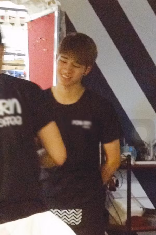 "Cả tuần ăn mì gói dành tiền... ngắm trai" là status vui nhộn của một cô gái trẻ vì “phát cuồng” dàn mỹ nam ở quán cafe mà đã dành thời gian, chuẩn bị tiền bạc để một lần đến trải nghiệm, “cắm chốt” tại quán cả ngày.