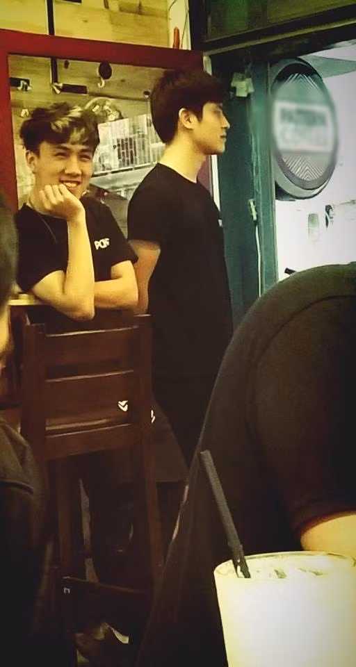 Một vài cô gái trẻ đến quán cafe mỹ nam ở Hà Nội, che mặt và chụp lén các nam nhân viên đẹp trai đang phục vụ, check-in và tỏ ra rất thích thú. Theo chia sẻ của một cô gái trẻ, dàn nhân viên phục vụ trong quán cafe này thực sự là những soái ca đẹp long lanh, là “cục nam châm” có khả năng hút mọi vị khách nữ đến quán.