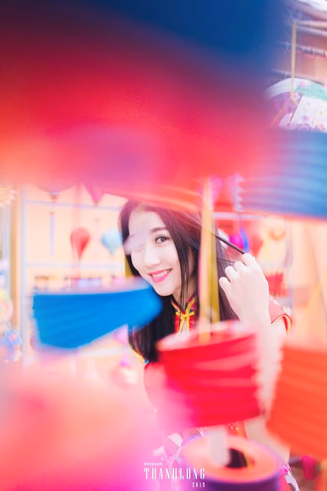 Lona Huỳnh từng đạt Giải Gương mặt đẹp Ngôi sao thời trang 2013, Giải Nhất cuộc thi Duyên dáng áo dài và hoa 2014, Á khôi cuộc thi Duyên Dáng áo dài Việt Nam 2015. Cô tham gia đóng rất nhiều bộ phim và MV ca nhạc. Ảnh: Dương Thanh Long.