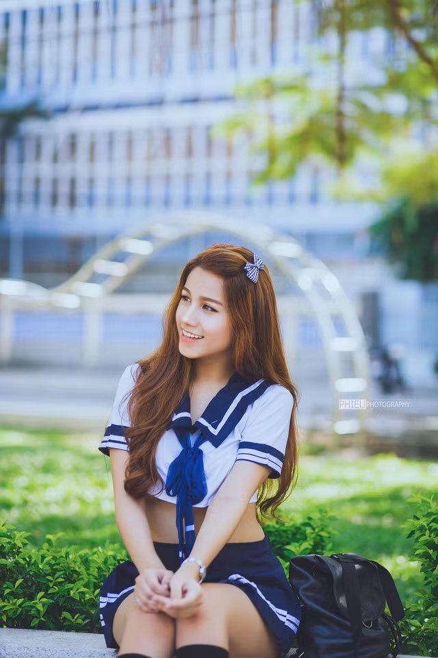 Trong bộ ảnh mới, hot girl Nha Trang 9X trông giống hệt một nữ sinh cấp 3 với khuôn mặt trẻ trung, xinh đẹp và sự tinh nghịch. Tuy nhiên, nhiều người sẽ phải bất ngờ khi biết hiện Yubi Trân đã là mẹ của một đứa con 3 tháng tuổi.