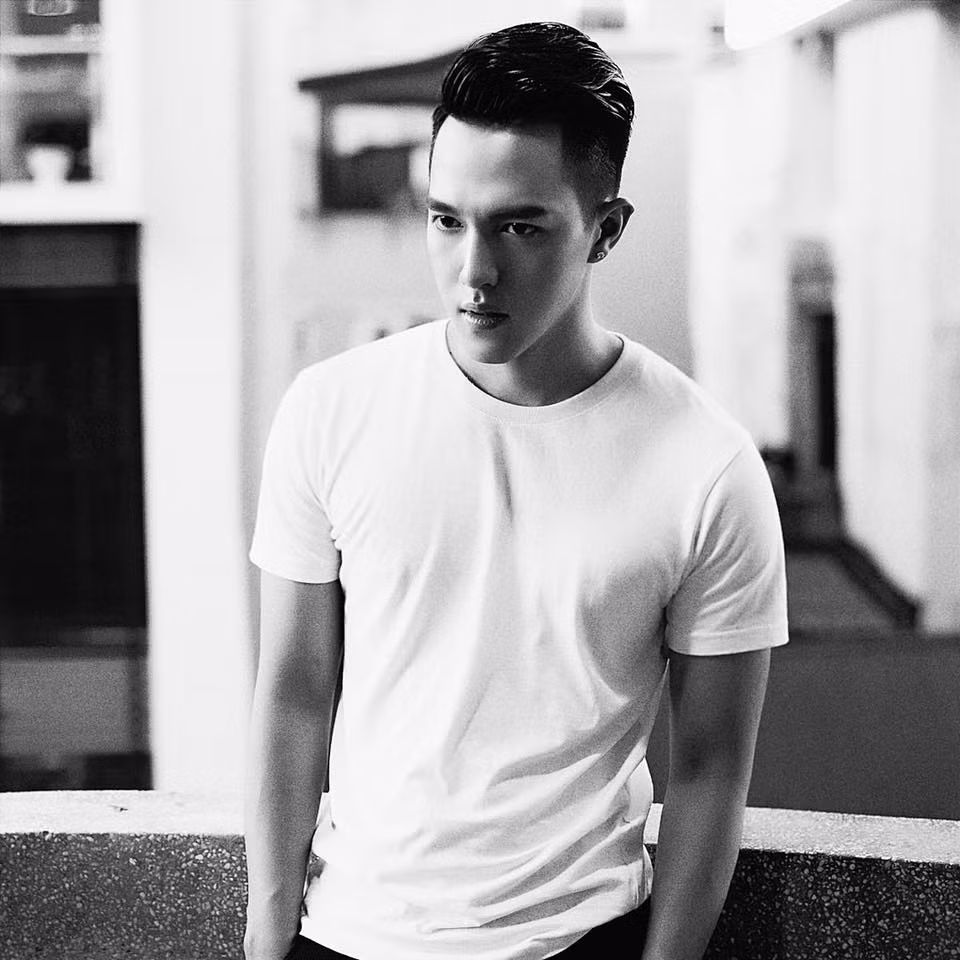 Xem thêm những hình ảnh của hot boy hát trong xe 9X.