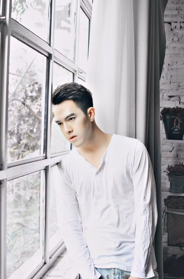 Hiện Minh Châu đang làm công việc của một người mẫu ảnh. Anh chàng sở hữu trang cá nhân với gần 160 nghìn người theo dõi và đẹp lung linh bởi những bức ảnh khoe ngoại hình tựa mỹ nam 9X.