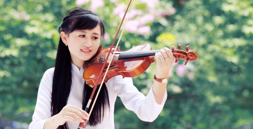 Không chỉ gây chú ý với cách từ chối khá thẳng thừng của mình, Phương Thảo còn được nhiều người để ý bởi ngoại hình xinh đẹp, ưa nhìn của mình. Được biết, với vẻ xinh xắn, cá tính và năng động… Phương Thảo vốn được nhiều bạn bè gọi với biệt danh “hot girl trường Thương mại”.