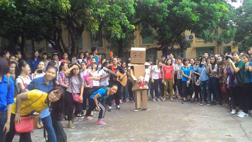 Chiều qua 21/9, màn tỏ tình của một nam sinh trường ĐH Thương mại, Hà Nội với một cô bạn cùng trường đã thu hút nhiều sinh viên, bạn bè theo dõi. Màn tỏ tình độc đáo của anh chàng giấu mặt và cách từ chối của cô nữ sinh ĐH Thương mại xinh đẹp cũng gây xôn xao trên nhiều diễn đàn mạng.